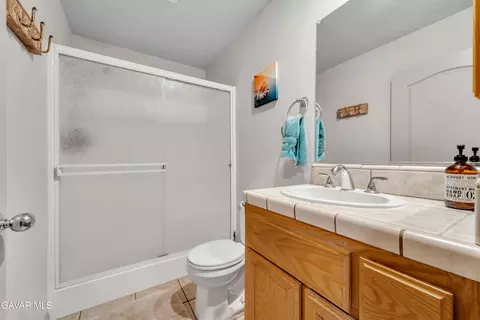 Bath - 28840 Gleneagle Ct, Tehachapi, CA 93561 photo 1 of 3