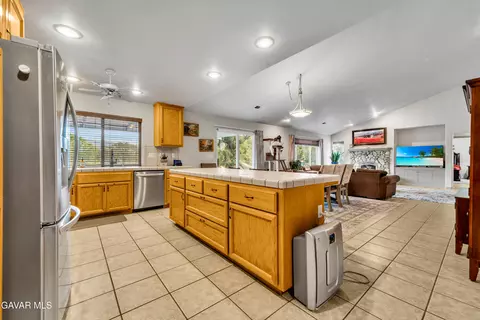 Kitchen - 28840 Gleneagle Ct, Tehachapi, CA 93561 photo 2 of 2