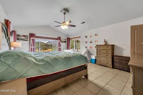 Bedroom - 28840 Gleneagle Ct, Tehachapi, CA 93561 photo 4 of 5
