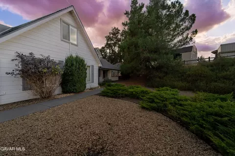Exterior - 28840 Gleneagle Ct, Tehachapi, CA 93561 photo 2 of 8