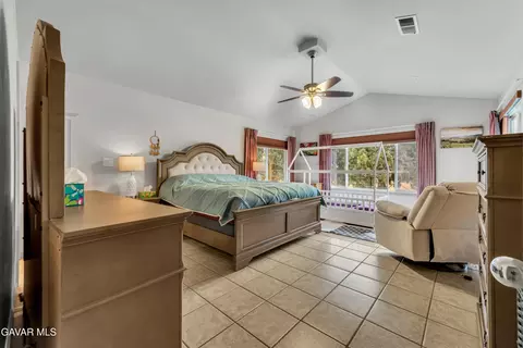 Bedroom - 28840 Gleneagle Ct, Tehachapi, CA 93561 photo 3 of 5