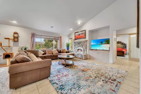 Living - 28840 Gleneagle Ct, Tehachapi, CA 93561 photo 1 of 2