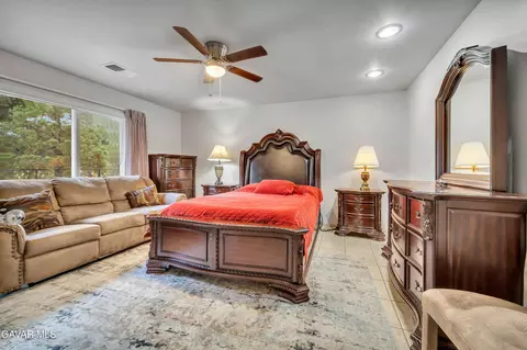 Bedroom - 28840 Gleneagle Ct, Tehachapi, CA 93561 photo 1 of 5