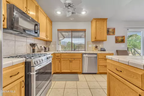 Kitchen - 28840 Gleneagle Ct, Tehachapi, CA 93561 photo 1 of 2