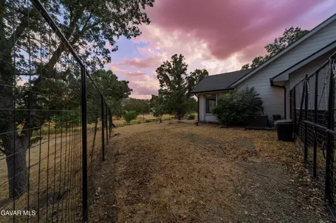 Exterior - 28840 Gleneagle Ct, Tehachapi, CA 93561 photo 5 of 8