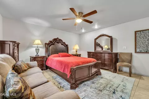 Bedroom - 28840 Gleneagle Ct, Tehachapi, CA 93561 photo 2 of 5