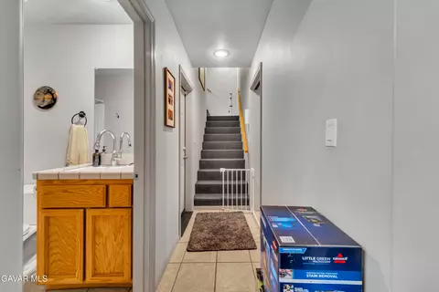 Entry Way - 28840 Gleneagle Ct, Tehachapi, CA 93561 photo 2 of 2