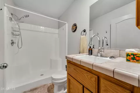 Bath - 28840 Gleneagle Ct, Tehachapi, CA 93561 photo 2 of 3