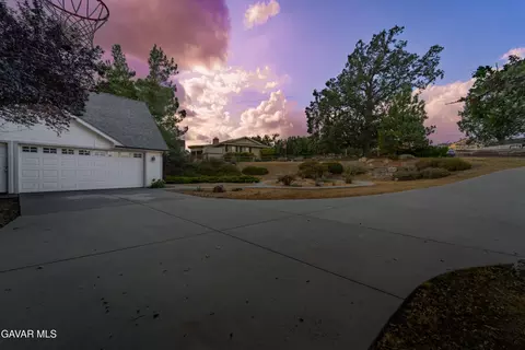 Exterior - 28840 Gleneagle Ct, Tehachapi, CA 93561 photo 4 of 8