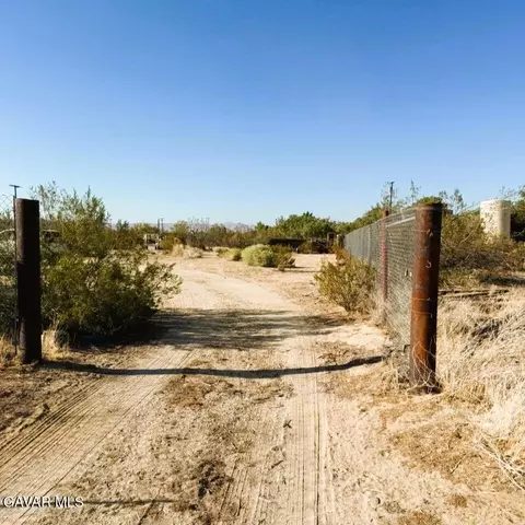 61 Joshua Ln, Mojave, CA 93501