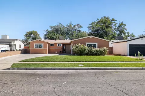 608 Nugent St E, Lancaster, CA 93535