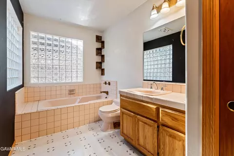 Bath - 30280 Pinedale Dr, Tehachapi, CA 93561 photo 2 of 3
