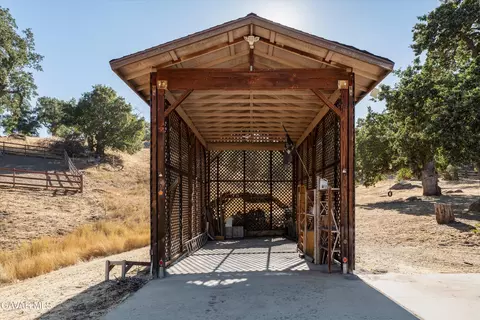 Exterior - 30280 Pinedale Dr, Tehachapi, CA 93561 photo 3 of 4