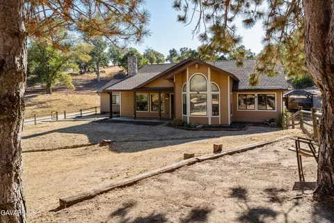 Exterior - 30280 Pinedale Dr, Tehachapi, CA 93561 photo 2 of 4