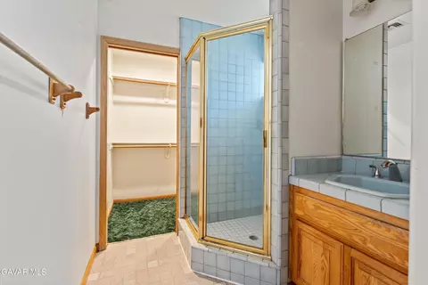 Bath - 30280 Pinedale Dr, Tehachapi, CA 93561 photo 1 of 3
