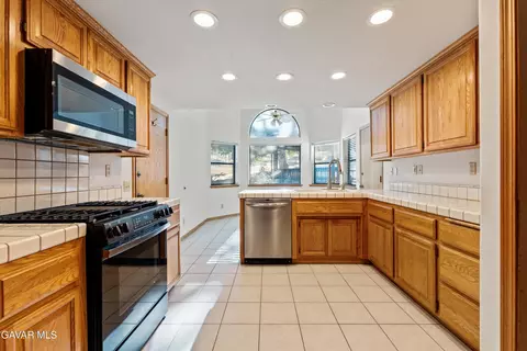 Kitchen - 30280 Pinedale Dr, Tehachapi, CA 93561 photo 1 of 2
