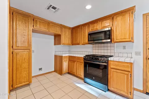 Kitchen - 30280 Pinedale Dr, Tehachapi, CA 93561 photo 2 of 2