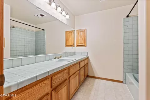 Bath - 30280 Pinedale Dr, Tehachapi, CA 93561 photo 3 of 3