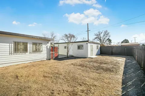 Exterior - 39021 8th St E, Palmdale, CA 93550 photo 3 of 3