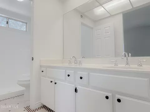 Bath - 1002 Kildare St E, Lancaster, CA 93535 photo 3 of 7