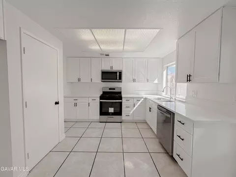 Kitchen - 1002 Kildare St E, Lancaster, CA 93535 photo 1 of 3