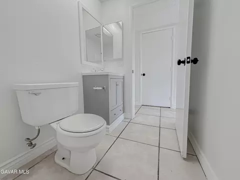 Bath - 1002 Kildare St E, Lancaster, CA 93535 photo 1 of 7