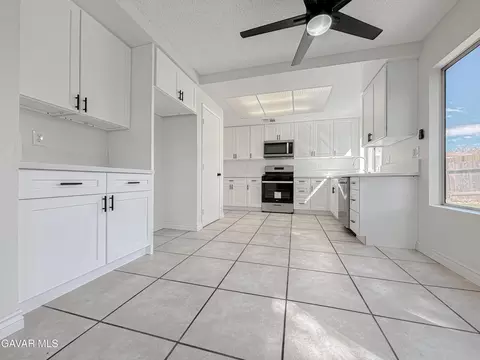 Kitchen - 1002 Kildare St E, Lancaster, CA 93535 photo 2 of 3