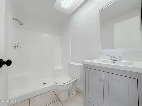 Bath - 1002 Kildare St E, Lancaster, CA 93535 photo 2 of 7