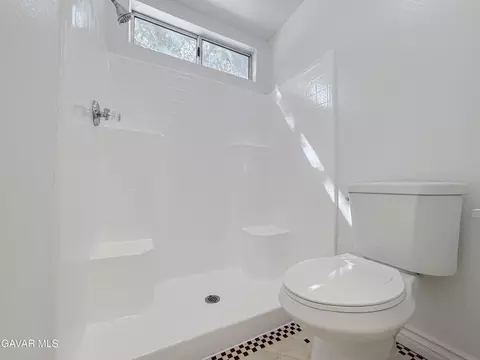 Bath - 1002 Kildare St E, Lancaster, CA 93535 photo 5 of 7