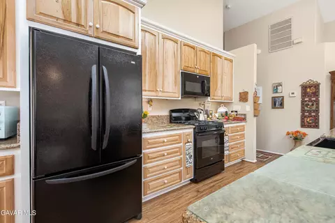 Kitchen - 3310 Caspian Dr, Palmdale, CA 93551 photo 4 of 4