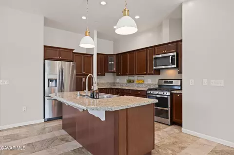 Kitchen - 19809 Meadows Rd, Tehachapi, CA 93561 photo 1 of 2