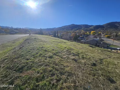 20916 Hacienda Dr, Tehachapi, CA 93561 photo 3