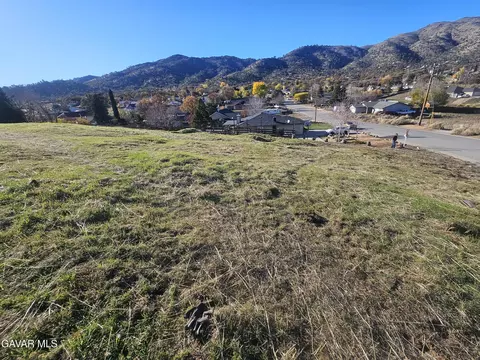 20916 Hacienda Dr, Tehachapi, CA 93561 photo 4