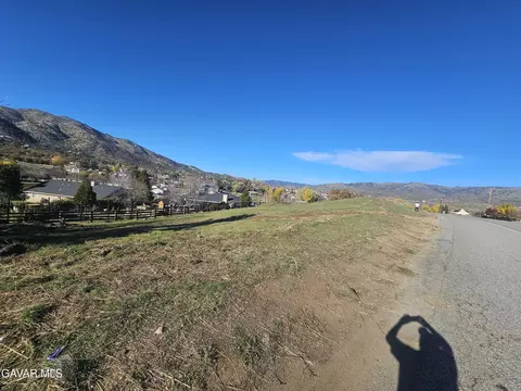 20916 Hacienda Dr, Tehachapi, CA 93561 photo 2