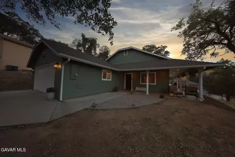Exterior - 22311 Zurich Dr, Tehachapi, CA 93561 photo 7 of 10