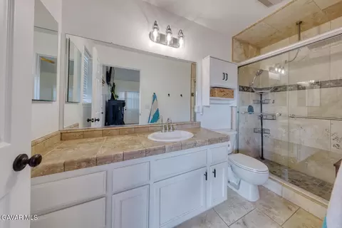 Bath - 22311 Zurich Dr, Tehachapi, CA 93561 photo 2 of 3