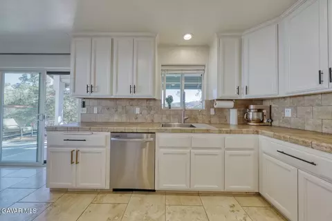 Kitchen - 22311 Zurich Dr, Tehachapi, CA 93561 photo 2 of 4