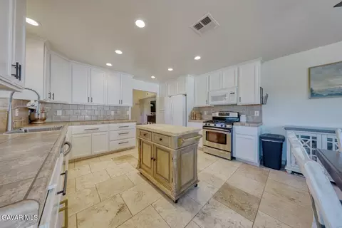 Kitchen - 22311 Zurich Dr, Tehachapi, CA 93561 photo 4 of 4