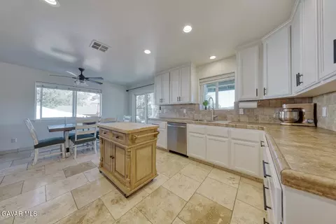 Kitchen - 22311 Zurich Dr, Tehachapi, CA 93561 photo 3 of 4