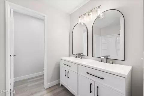Bath - 37537 Sabal Ct, Palmdale, CA 93552 photo 2 of 3