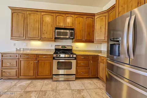 Kitchen - 24500 Jacaranda Dr, Tehachapi, CA 93561 photo 4 of 5