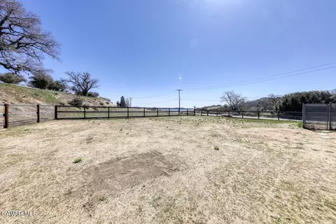 Exterior - 24500 Jacaranda Dr, Tehachapi, CA 93561 photo 5 of 8