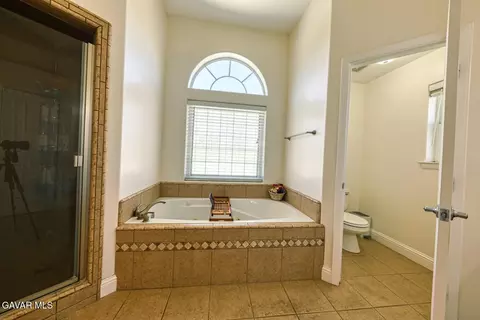 Bath - 24500 Jacaranda Dr, Tehachapi, CA 93561 photo 3 of 5