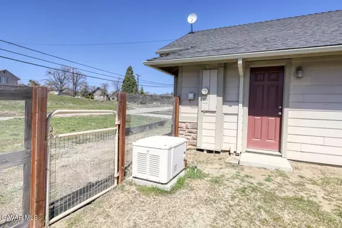 Exterior - 24500 Jacaranda Dr, Tehachapi, CA 93561 photo 3 of 8