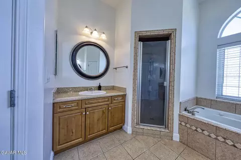 Bath - 24500 Jacaranda Dr, Tehachapi, CA 93561 photo 2 of 5