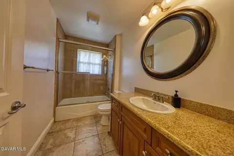 Bath - 24500 Jacaranda Dr, Tehachapi, CA 93561 photo 4 of 5