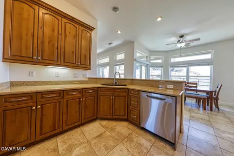 Kitchen - 24500 Jacaranda Dr, Tehachapi, CA 93561 photo 3 of 5