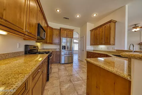 Kitchen - 24500 Jacaranda Dr, Tehachapi, CA 93561 photo 2 of 5