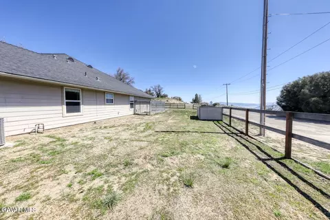 Exterior - 24500 Jacaranda Dr, Tehachapi, CA 93561 photo 7 of 8