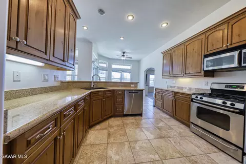 Kitchen - 24500 Jacaranda Dr, Tehachapi, CA 93561 photo 5 of 5